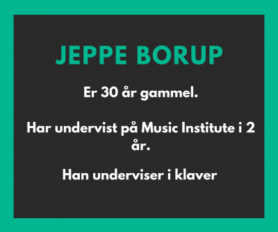 Jeppe underviser i klaver på Music Institute